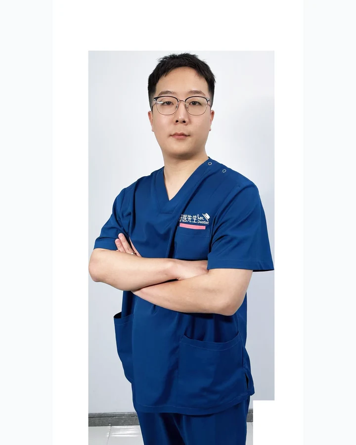 张啸口腔执业医师 / 技术部主任形象照